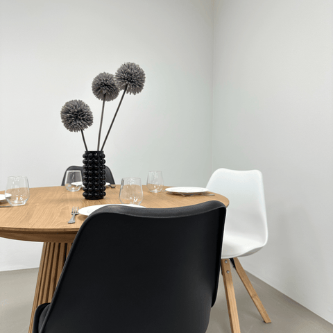 Aria ruokapöytätuoli musta puujaloilla