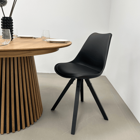 Aria ruokapöytätuoli musta puujaloilla